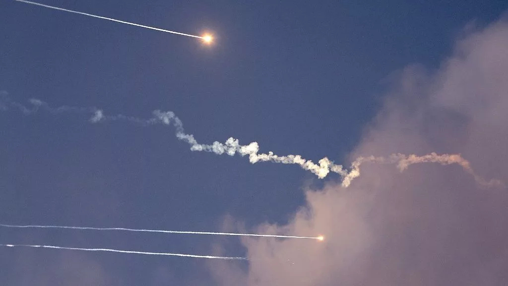 Fokozódó Feszültség: Rakétatámadás Tel-Aviv Központjában
