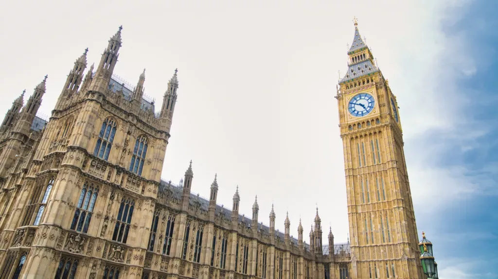 Költségvetési szorításban a brit kancellár: a NHS és a védelem előtérben
