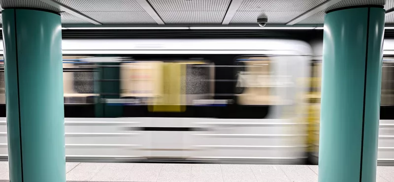 Mától tovább járnak a metrók