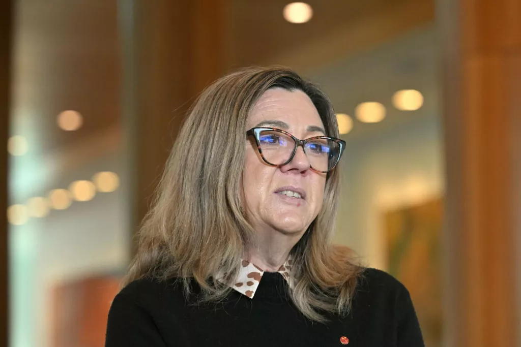 Tasman Állam Politikai Szappanoperája: Szenátor Tammy Tyrrell Megszólal