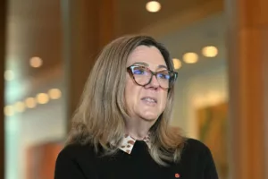 Tasman Állam Politikai Szappanoperája: Szenátor Tammy Tyrrell Megszólal
