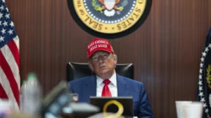 Trump MAGA sapkában, miközben az Egyesült Államok Iránt bombázta