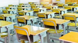 Új stratégia a biztonságosabb iskolákért: Ötéves együttműködés a rendőrség és az oktatási minisztérium között