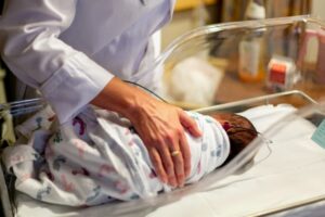 Újszülöttet találtak egy szemetes mellett El Jadidában