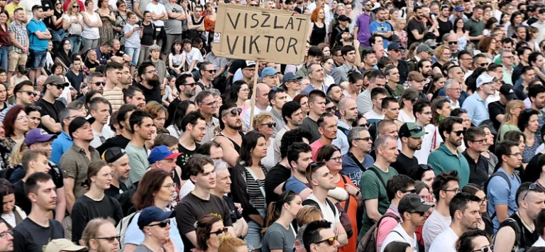 Zászlóbontás a Kossuth téren: A Polgári Ellenállás jele