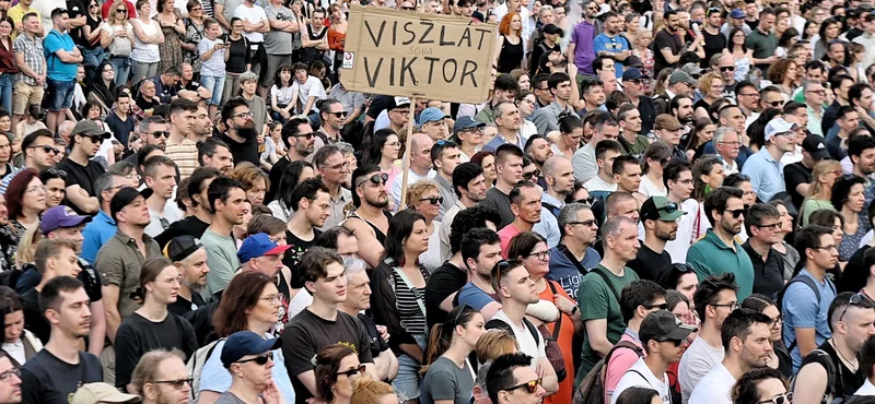 Zászlóbontás a Kossuth téren: A Polgári Ellenállás jele
