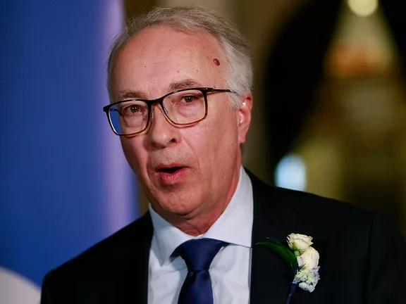 Zavar a Brit Columbiai Konzervatívok Között: Vádak és Nyomozás