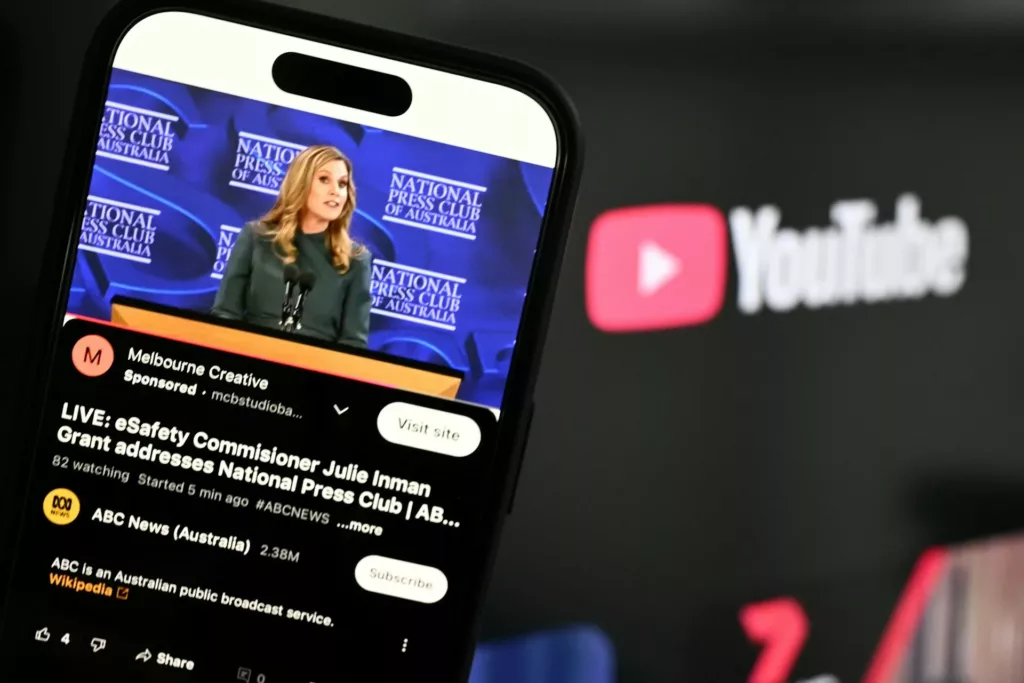 Ausztrál kormány korhatárt szab a YouTube-hozzáférésre is a fiatalok körében