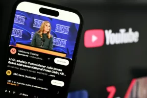 Ausztrál kormány korhatárt szab a YouTube-hozzáférésre is a fiatalok körében