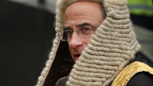 Bíró vezette tárgyalások bevezetését javasolja a brit igazságszolgáltatás megmentésére egy neves bíró