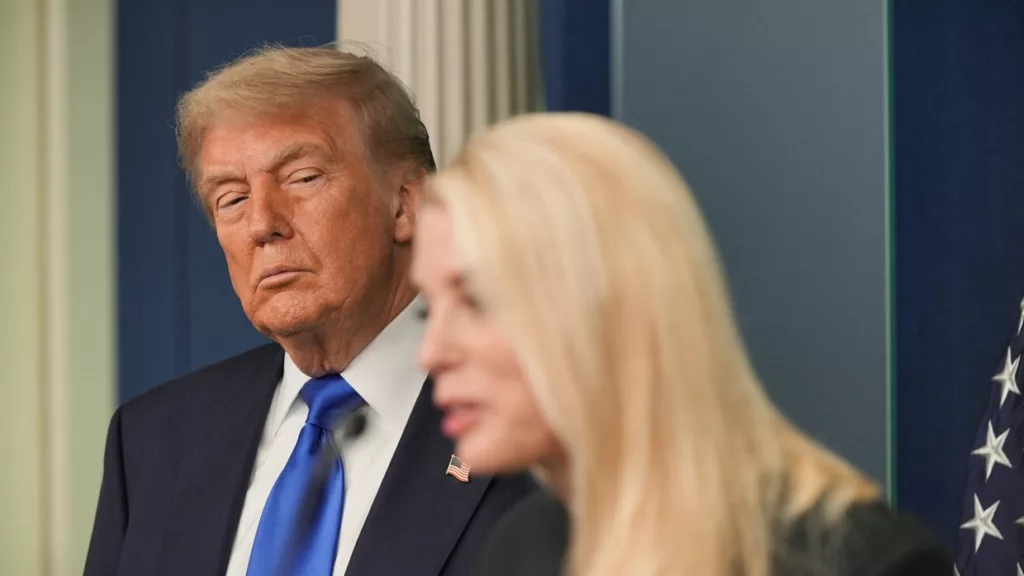 Epstein-ügy: Hogyan kerül zavarba Trump a kapcsolatok miatt?
