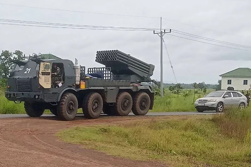 Feszültség a Thaiföld-Kambodzsa Határon: Bombázások és Aknamezők