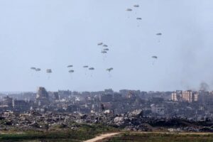Izrael engedélyezi az élelmiszersegély levegőben történő eldobását Gázában