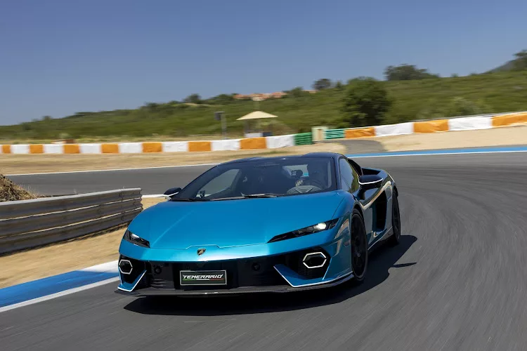 Lamborghini Temerario: Hibrid szuperkocsi tesztje Estorilon