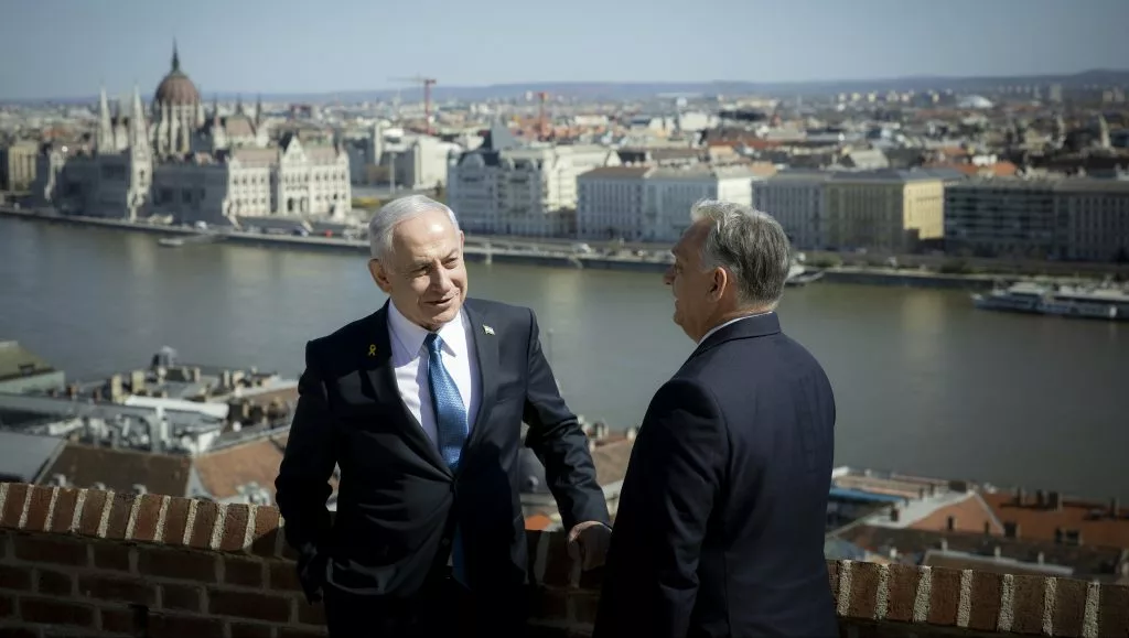 Nyomkövetőt kaphatnak, akik "veszélyeztetésre alkalmas magatartást" tanúsítanak egy Magyarországra érkező nemzetközileg védett személlyel szemben