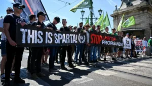 „This is Sparta” – A HVIM magyarázata a Pride molinójuk feliratára