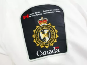 Cím: Három személy ellen emeltek vádat embercsempészet miatt, miután 44 migránst tartóztattak fel Quebecben