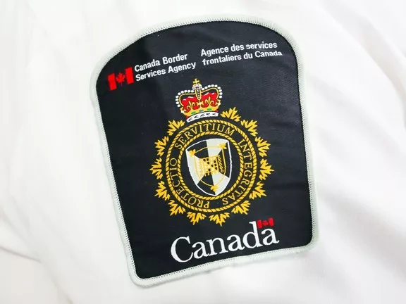 Cím: Három személy ellen emeltek vádat embercsempészet miatt, miután 44 migránst tartóztattak fel Quebecben