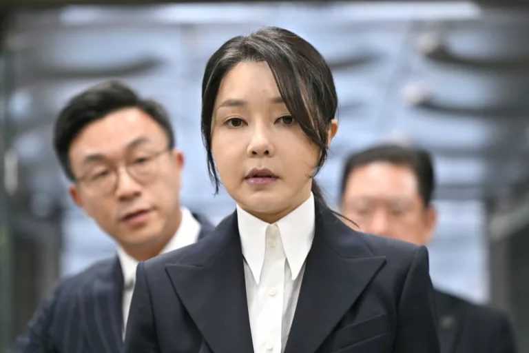 Dél-Korea: Korrupciós vádak az ex-elnök felesége és az előző miniszterelnök ellen
