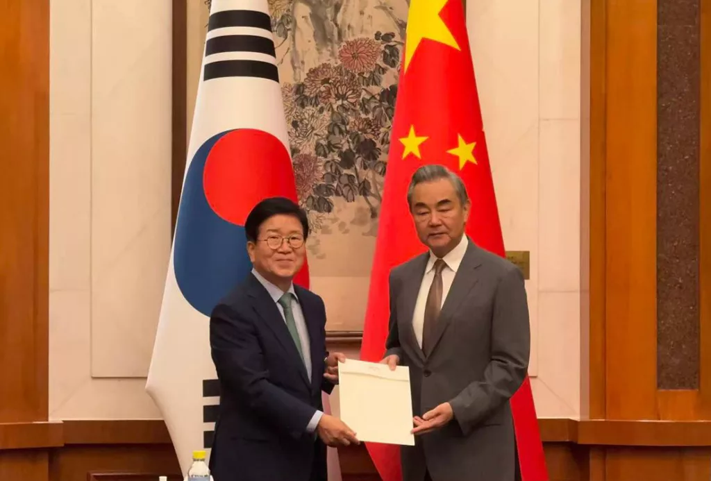Dél-Koreai Elnöki Küldöttség Pekingben: Összekötő Szerepben Lee és Xi Között