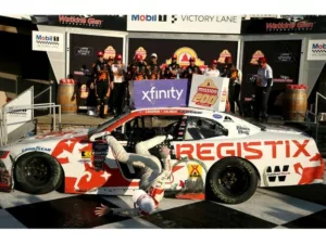 NASCAR versenyző kulcscsonttörést szenvedett az ünneplés közbeni balesetben