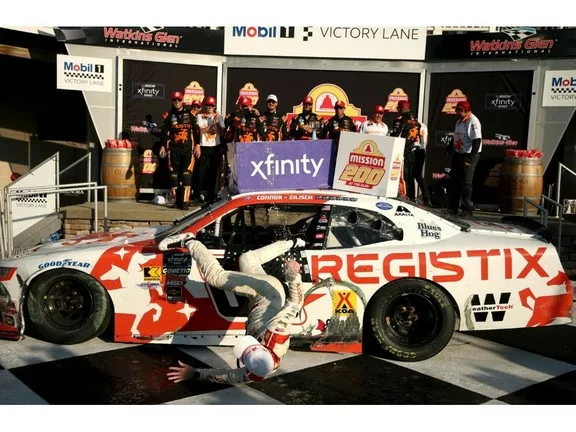 NASCAR versenyző kulcscsonttörést szenvedett az ünneplés közbeni balesetben