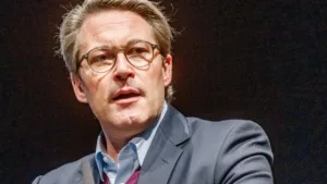 Volt német közlekedési miniszter vádat emeltek: Scheuer Andreas a csődbe ment autópálya-matrica ügyében