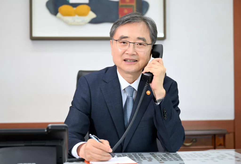 Délelőtti telefonos egyeztetés Dél-Korea és Ukrajna külügyminisztere között