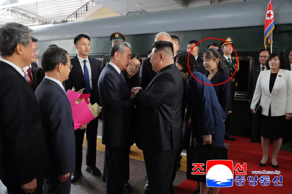 Észak-Korea vezetője, Kim Dzsongun lányával, Dzsu-éval érkezett Pekingbe