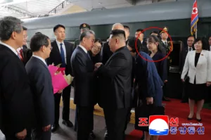 Észak-Korea vezetője, Kim Dzsongun lányával, Dzsu-éval érkezett Pekingbe