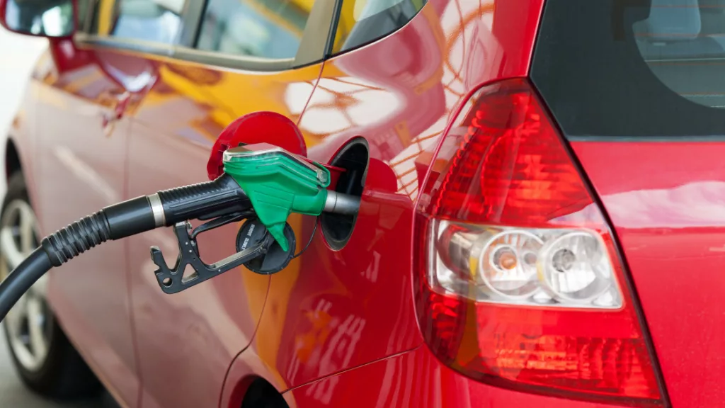 Itt a bejelentés: így alakul holnaptól a benzin ára
