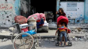 Izrael fokozza a gázai offenzívát, iskolai sátrat ért csapásban gyerekek haltak meg