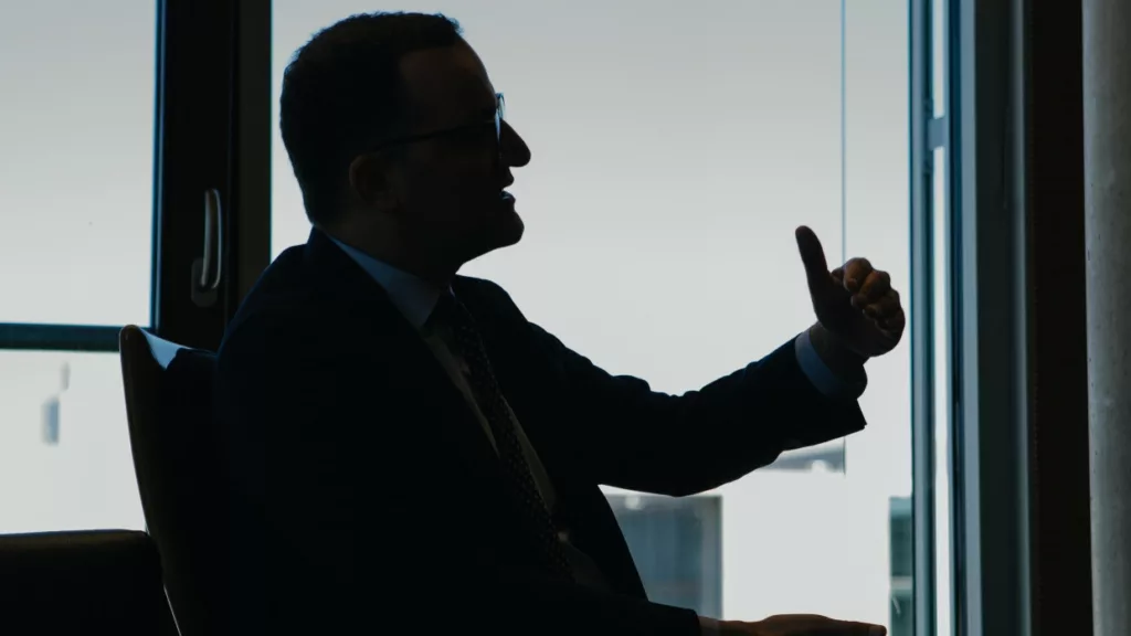 Jens Spahn a Jobboldali Fenyegetésekről: „Mörder! Mörder!”