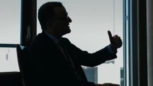 Jens Spahn a Jobboldali Fenyegetésekről: „Mörder! Mörder!”