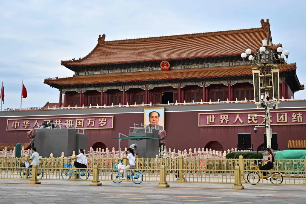 Kim Dzsongun páncélozott vonattal Pekingbe utazott, hogy találkozzon Hszi Csin-pinggel és Putyinnal
