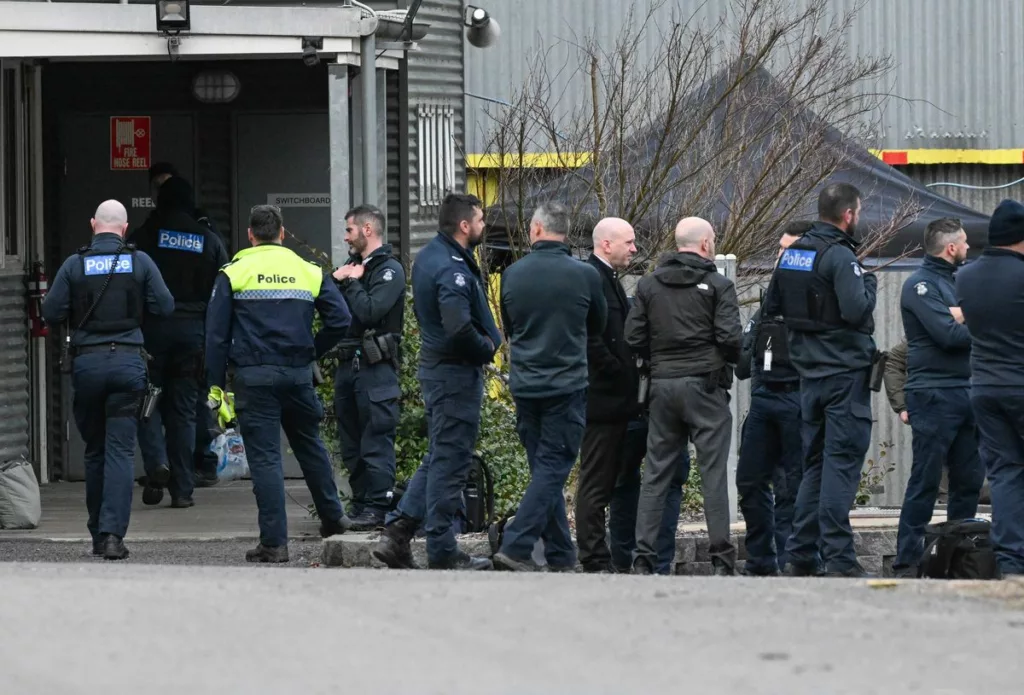 Körözik a rendőrgyilkossággal gyanúsított személyt, akit valaki rejtegethet