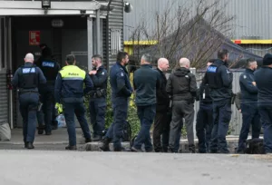 Körözik a rendőrgyilkossággal gyanúsított személyt, akit valaki rejtegethet