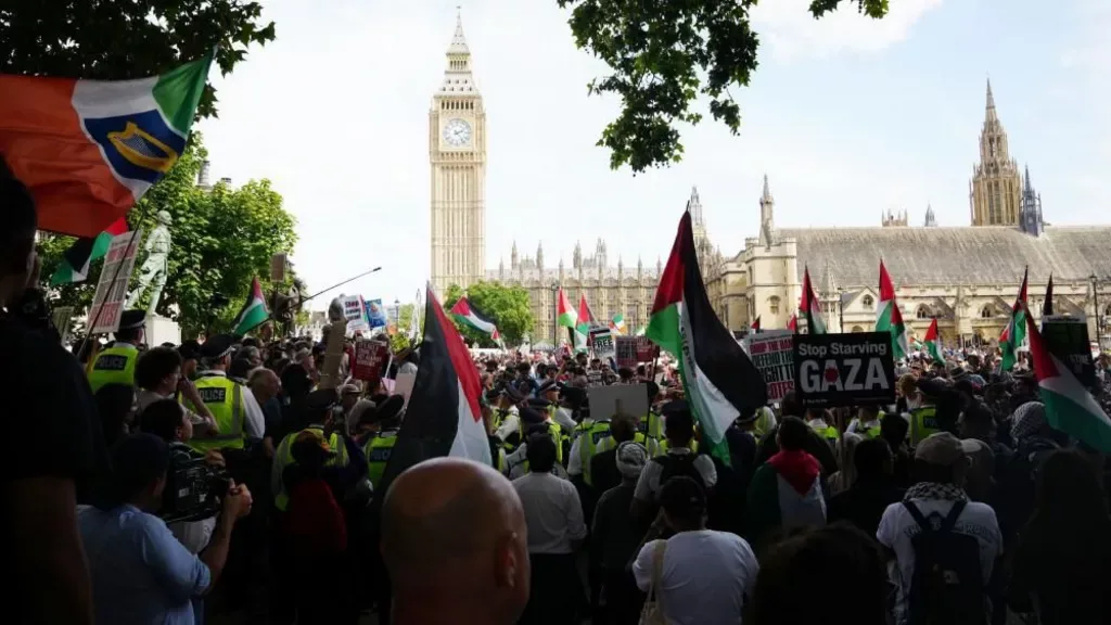 Tiltakozó tömegtüntetés Londonban: több mint 425 letartóztatással végződött a Palestine Action betiltása elleni felvonulás