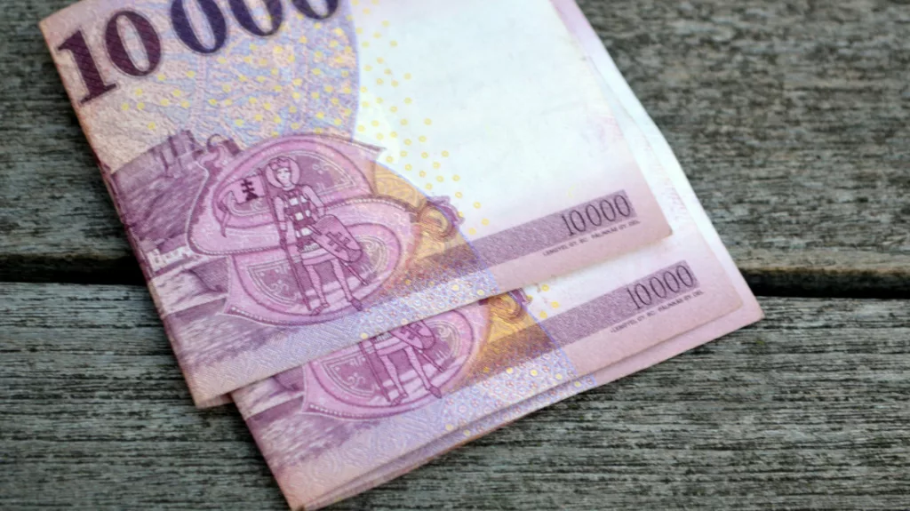 A Forint Stabilan Tartja Magát a Nemzetközi Piacok Tombolása Közepette