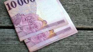 A Forint Stabilan Tartja Magát a Nemzetközi Piacok Tombolása Közepette