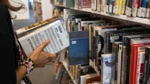 Az olvasás válsága: Mi áll a mélyrepülés hátterében?