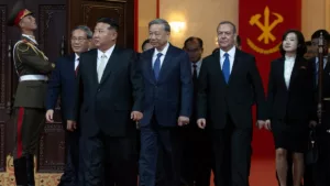 Kim Dzsongun bemutatta a „legtávolabbi” ballisztikus rakétát