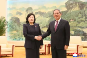 Li Kjang észak-koreai látogatása: 16 év után újra kínai miniszterelnök Phenjanban