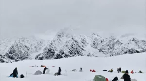 Megmentés a Mount Everesten: Túrázók és helyi állattartók menekültek meg a havazásból