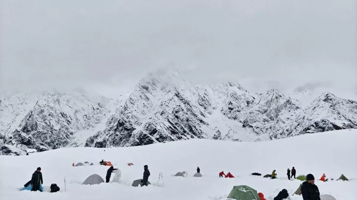 Megmentés a Mount Everesten: Túrázók és helyi állattartók menekültek meg a havazásból
