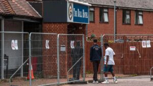 Milliárdokat pazaroltak el a menedékkérők hotelszállására, állapították meg a brit képviselők