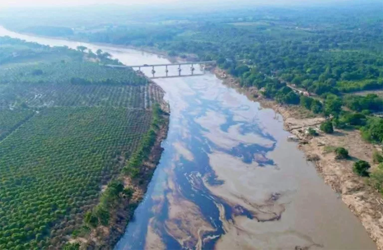Olajszennyeződés a Pantepec folyóban: Pemex csővezeték balesete bonyolítja az árvízi helyreállítást