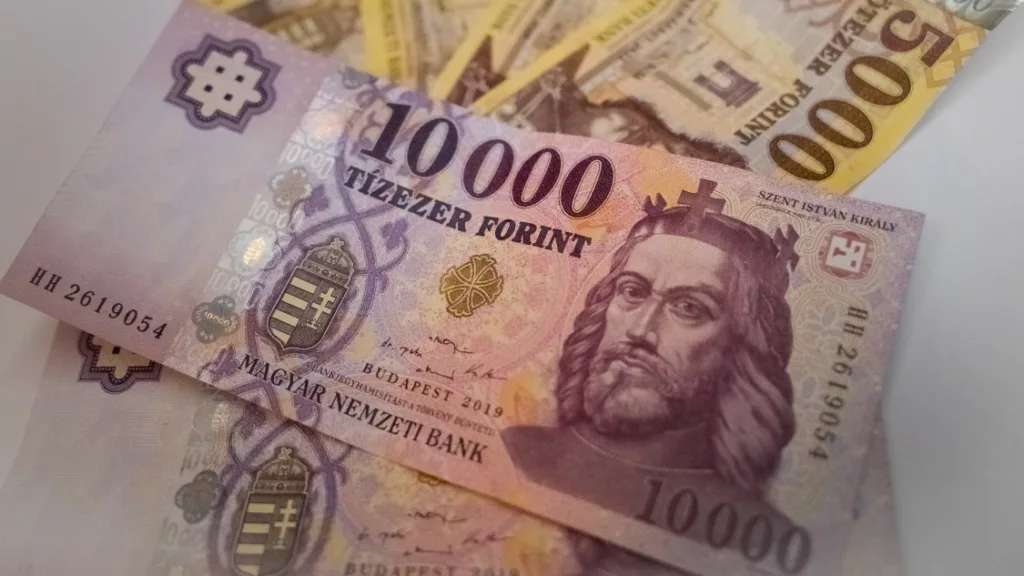 Pénteken sem pihen a forint: gyengülni kezdett estére