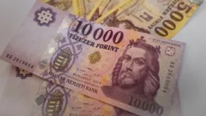 Pénteken sem pihen a forint: gyengülni kezdett estére