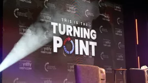 Zavargás az Illinois State Universityn: Tanársegéd letépte a Turning Point USA anyagait
